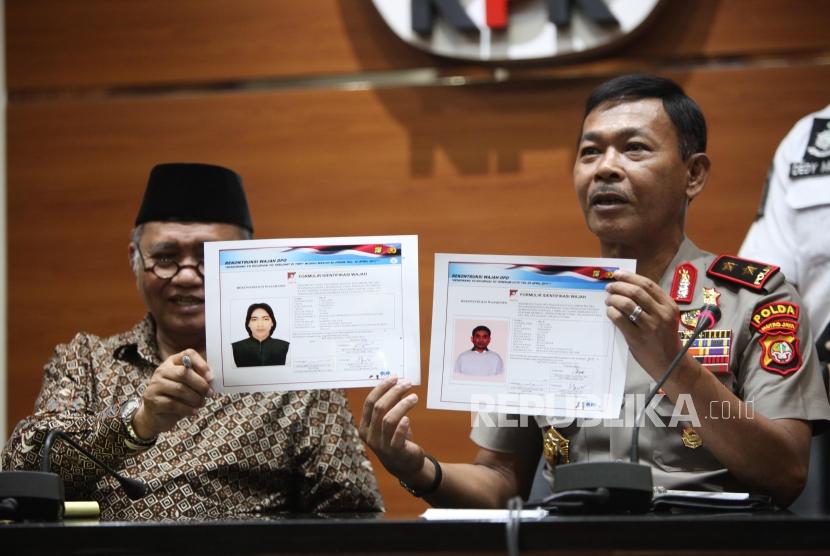 Ketua KPK Agus Rahardjo (kiri) bersama Kapolda Metro Jaya Irjen Idham Azis (kanan) memperlihatkan sketsa terduga pelaku penyiraman air keras kepada penyidik KPK Novel Baswedan saat konferensi pers di Gedung KPK, Jakarta, Jumat (24/11).