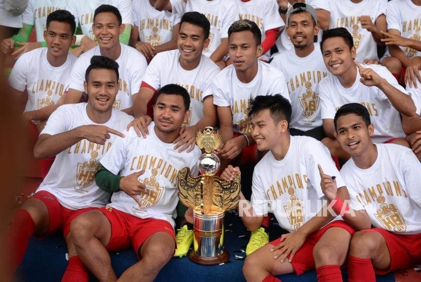 Timnas U23 Juara Trofeo HB X. Pemain Timnas U23 berfoto bersama piala Trofeo HBX 2019 di Stadion Mandala Krida, Yogyakarta, Ahad (8/9/2019).