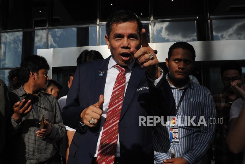 Sekertaris Jendral Partai Demokrat Hinca Panjaitan   usai melakukan kunjungan ke Kantor KPK, Jakarta,Kamis (15/3).