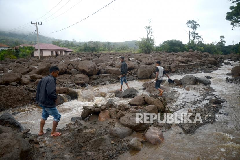 Cold lava runs into Sigarang-Garang village, Karo, North Sumatra, on Feb 23.