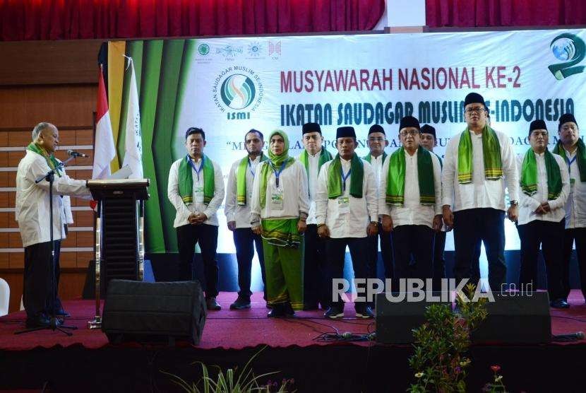 Ketua Umum Ikatan Saudagar Muslim Se-Indonesia (ISMI) Ilham A Habibie (kiri) melantik Pengurus ISMI Aceh dan Sumatera Utara Periode 2018-2023, saat acara Musyawarah Nasional (Munas) ke-2 ,di Hotel Grand Asrilia, Kota Bandung, Jumat (12/10).