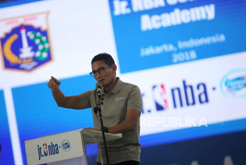 Wakil Gubernur DKI Jakarta Sandiaga Uno memberi sambutan saat pembukaan Akademi Pelatih Jr. NBA di GOR Caracas, Jakarta, Rabu (24/1).