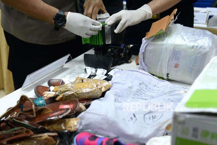 Petugas menunjukkan barang bukti dan tersangka saat rilis penyelundupan kasus narkoba.