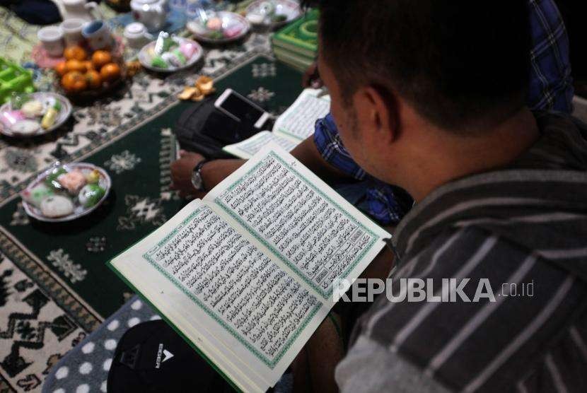 Seorang eks napi teroris membaca Alquran (ilustrasi)