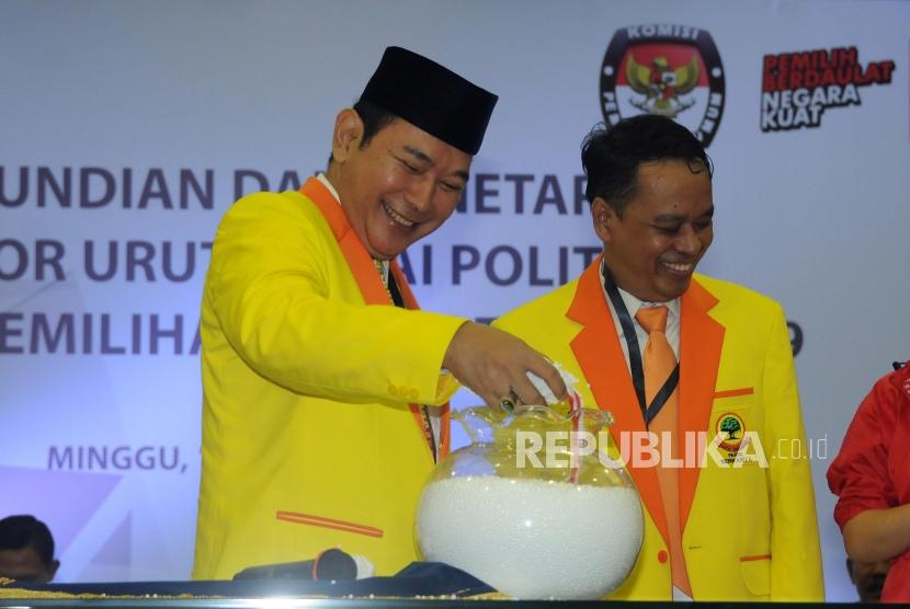 Berdasarkan SK Kemenkumham yang terbit sejak 30 Juli 2020, Tommy Soeharto (kiri) tidak lagi menjabat sebagai Ketua Umum Partai Berkarya. Kedudukan Tommy digantikan oleh Muchdi Pr. Posisi Sekjen Partai Berkarya juga ikut terganti sesuai isi SK.