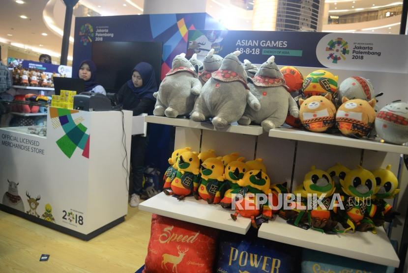 Pegawai berjaga di both official merchandise Asian Games 2018 usai launcing di Mall Senayan City, Jakarta, Jumat (23/3).