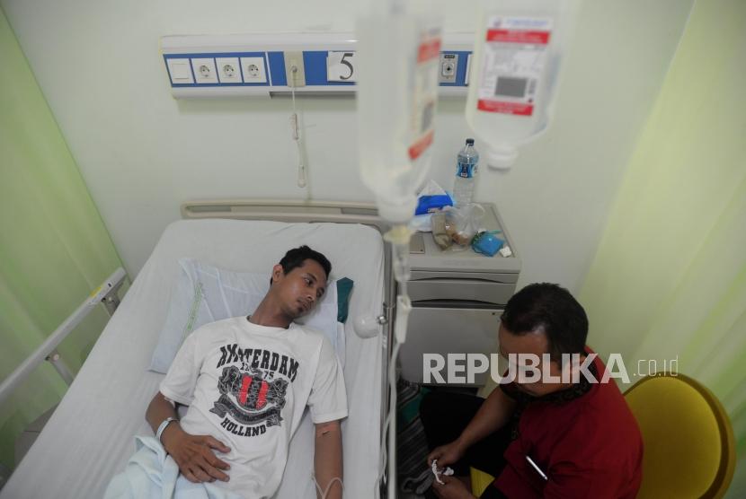 Pasien Demam Berdarah Dengue (DBD) saat menjalani perawatan di RSUD Depok, Jawa Barat, Senin (28/1).