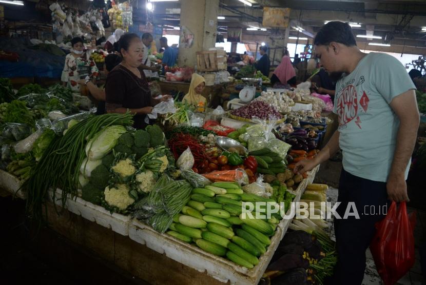 Pedagang melayani pembeli di pasar tradisional kawasan Pasar Minggu, Jakarta, Selasa, (11/6).