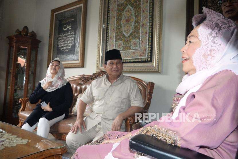 Bakal calon Presiden Indonesia, Prabowo Subianto (tengah) berbincang bersama    Istri Alm Abdurrahman Wahid  Shinta Nur Wahid (kanan) bersama sang anak Anak Yenny Wahid (kiri)  di kediaman Abdurrahman Wahid, Jakarta, Kamis (13/9).