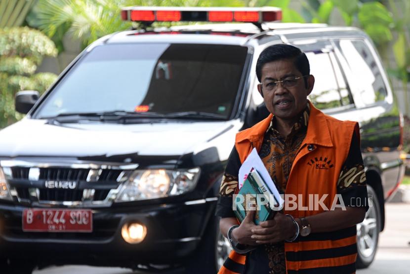 Terdakwa kasus dugaan suap proyek PLTU Riau-1 Idrus Marham saat akan menjalani pemeriksaan di Gedung KPK, Jakarta, Kamis (16/5).