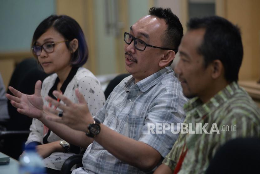 Corporate Communication General Manager PT Sumber Alfaria Trijaya,TBK (Alfamart) Ivan Hermawan (tengah) memberikan paparanya saat berkunjung ke Kantor Republika, Jakarta, Selasa (17/7).