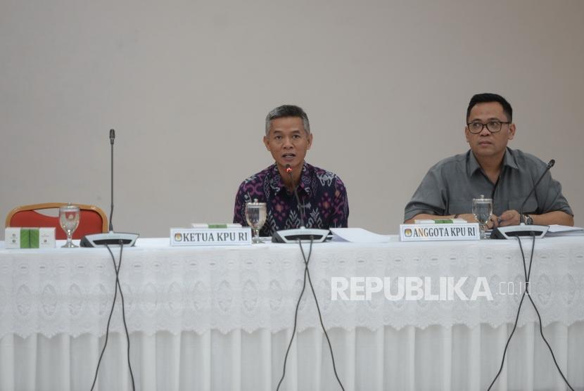 Persiapan Debat ke-3.  Komisioner KPU Wahyu Setiawan memimpin rapat persiapan debat ke-3 unutk calon wakil presiden bersama TKN dan BPN di KPU, Jakarta, Selasa (26/2/2019).