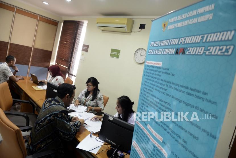 Petugas melayani pendaftar calon pimpinan KPK di Gedung I Sekretariat Negara, Jakarta, Kamis (4/7).