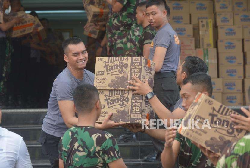 Anggota TNI dan Polisi memasukkan sejumlah barang bantuan untuk korban bencana gempa bumi dan tsunami  Palu Donggala di Polda Metro Jaya, Jakarta, Rabu (3/10).