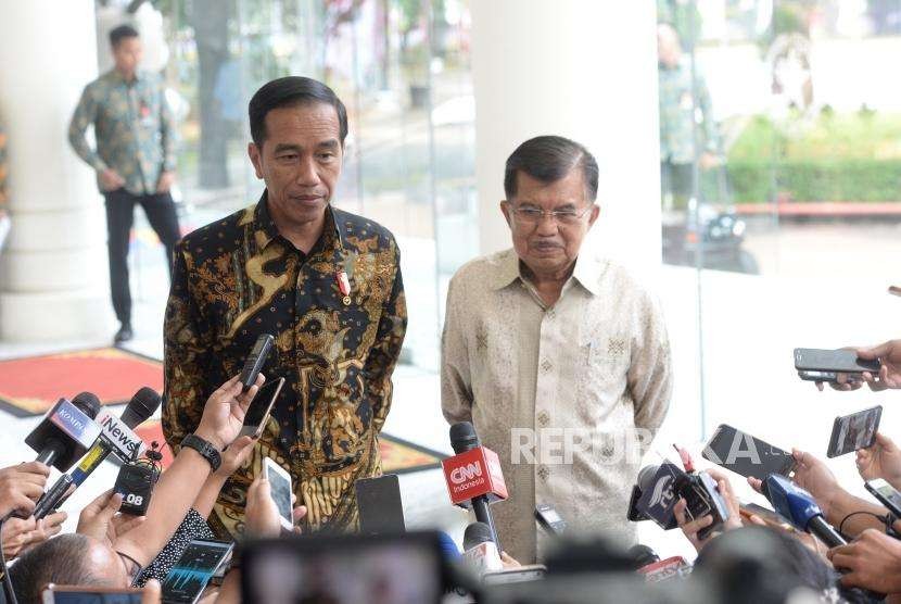 Jokowi Temui JK, Presiden Joko Widodo (kiri) bersama Wapres Jusuf Kalla menjawab pertanyaan wartawan usai pertemuan di Istana Wakil Presiden, Jakarta, Kamis (9/8).
