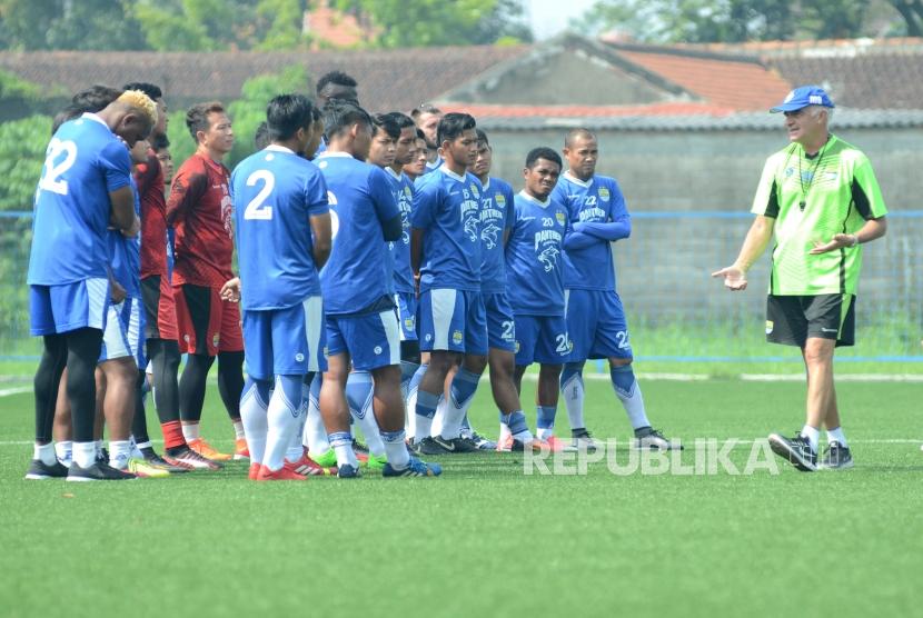Roberto Carlos Mario Gomez bersama para pemain Persib saat sedang berlatih di Lapangan Lodaya, Kota Bandung, Rabu (7/3).