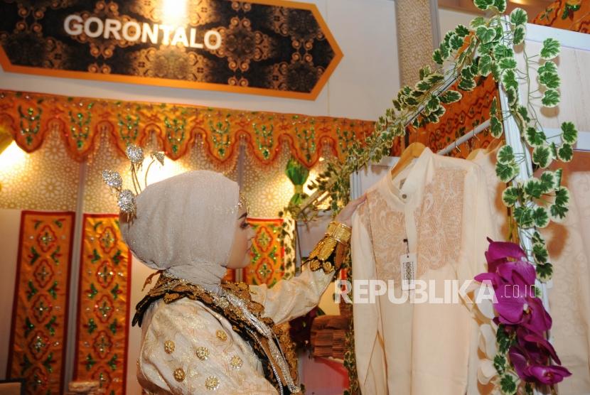 Pengunjung mengunjungi stand peserta pameran produk halal di acara Indonesia Shari’a Economic Festival ke 5 (ISEF), di Surabaya, Kamis (13/12).