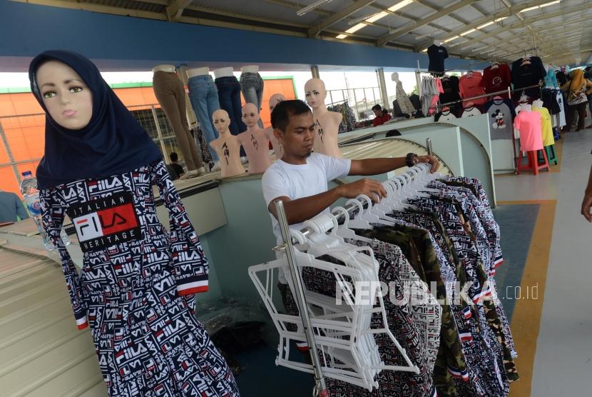 Pedagang merapikan barang dagangan di kios barunya di Jembatan Penyeberangan Multiguna (JPM) atau Skybridge, Tanah Abang, Jakarta, Selasa (11/12).
