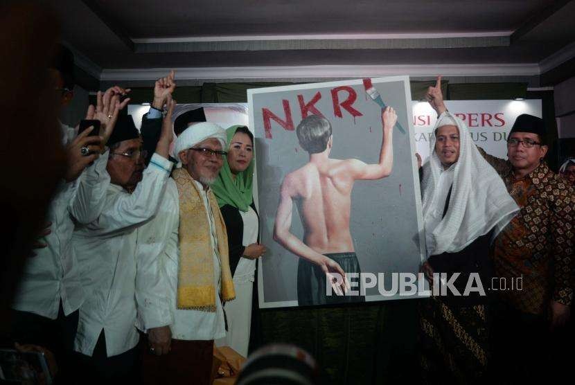 Anak Alm. Abdurahman Wahid, Yenny Wahid (ketiga kiri) meperlihatkan lukisan  Joko Widodo  sebagai bentuk dukungan usai membacakan surat  deklarasi  konsorsium kader Gus Dur di  Rumah Pergerakan Politik Gus Dur, Jakarta, Rabu (26/9).