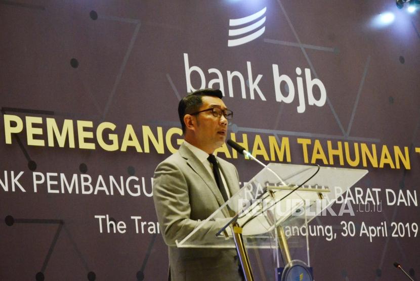 Gubernur Jawa Barat Ridwan Kamil menyampaikan sambutan saat Rapat Umum Pemegang Saham Tahunan Tahun Buku 2018, Bank BJB, di The Trans Luxury Hotel, Kota Bandung, Selasa (30/4).