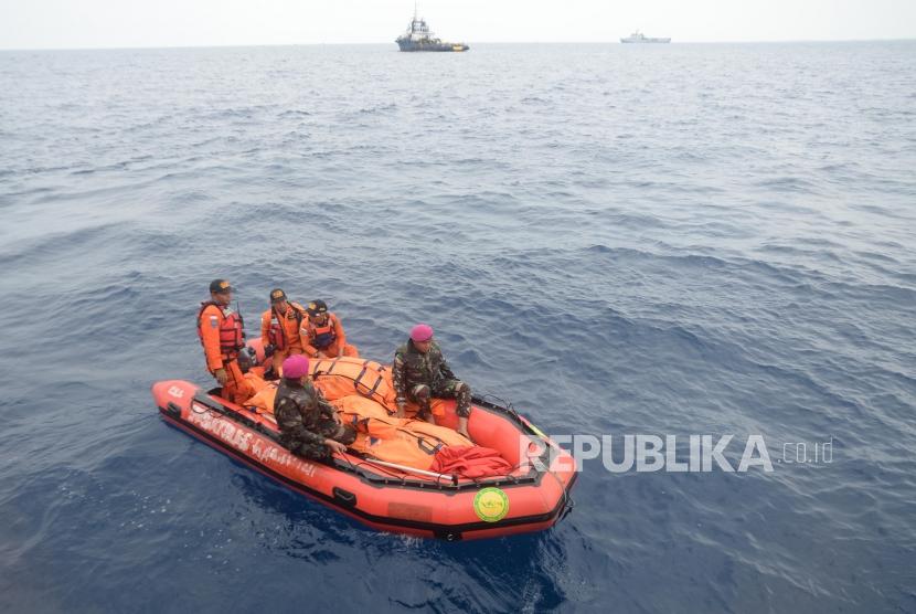 Anggota Basarnas dan TNI AL melakukan penyisiran korban dan serpihan  pesawat jatuh Lion Air JT610 di perairan Karawang, Jawa Barat. Selasa (30/10).