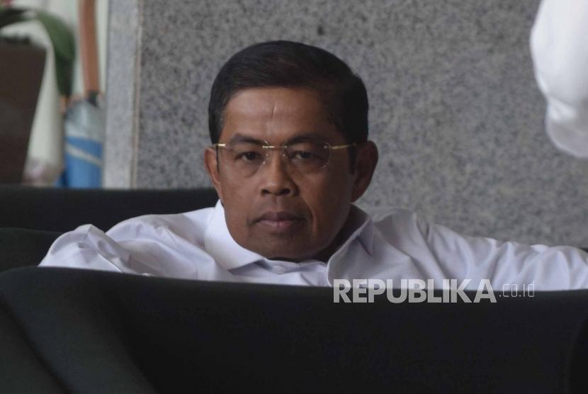 Golkar Party politician Idrus Marham arrives at KPK office to be examined in Riau-1 project bribery case, Jakarta, on Thursday.
