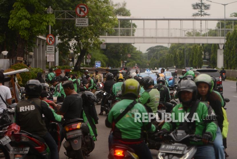 Pengendara ojek online memarkirkan kendaraannya di pinggir jalan di kawasan Kalibata, Jakarta Selatan, Kamis (8/11).