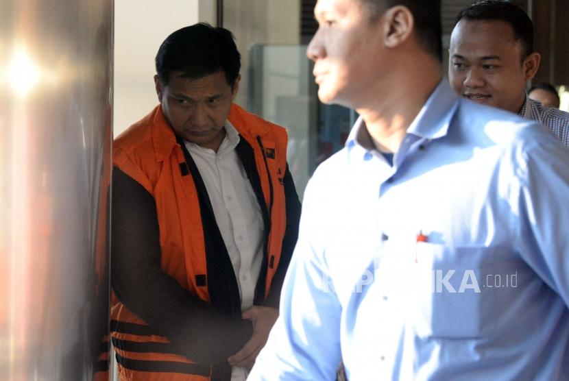 Tersangka kasus dugaan suap distribusi pupuk Bowo Sidik Pangarso seusai menjalani pemeriksaan di gedung KPK, Jakarta, Selasa (4/4).