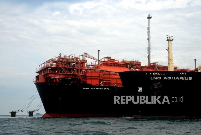 Kapal FSRU Jawa Barat (kiri) bersiap menerima pengiriman LNG dari kapal LNG Aquarius di Teluk Jakarta, Kamis (4/1).