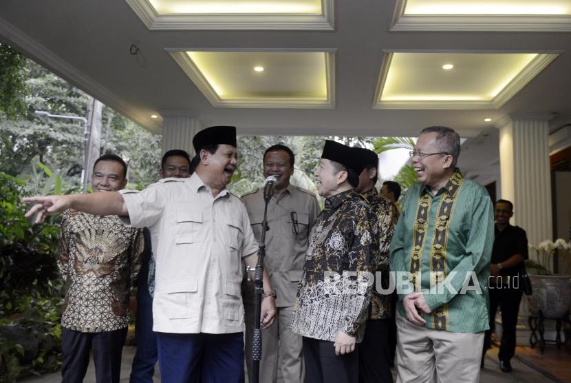 Ketua Umum Partai Gerindra Prabowo Subianto bersama Ketua Umum PPP Suharso Monoarfa usai menggelar pertemuan di Jakarta, Kamis (15/8).