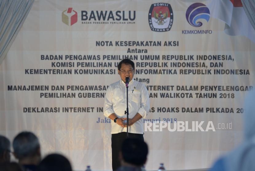 Menkominfo Rudiantara memberikan sambutan pada acara penandatanganan nota kesepakatan aksi di Kantor Bawaslu, Jakarta, Rabu (31/1).