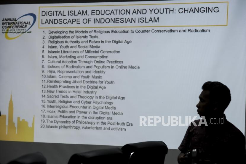 Jurnalis melihat tema yang akan dibahas pada Annual International Conference on Islamic Studies (AICIS) 2019 di Kantor Kementerian Agama, Jakarta, Kamis (26/9).