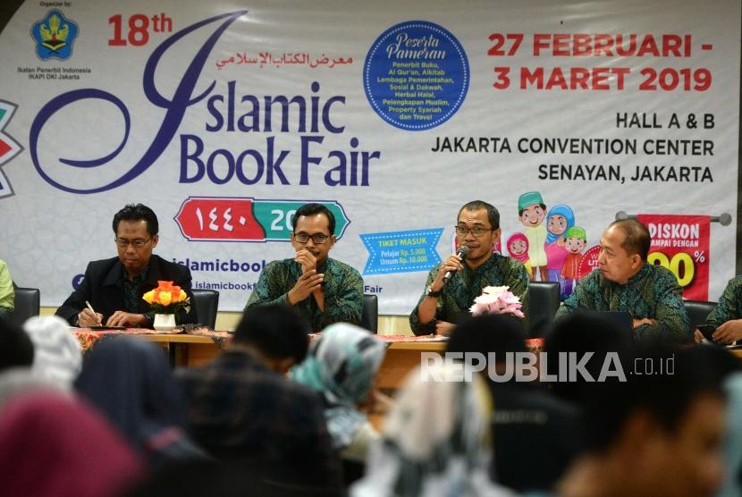 Jelang Gelaran IIBF 2019. Wakil Ketua Panitia IBF 2019, Syahruddin El Fikri (kedua kanan) menyampaikan paparan saat technical meeting International Islamic Book Fair (IIBF) 2019 di Jakarta, Rabu (30/1/2019).