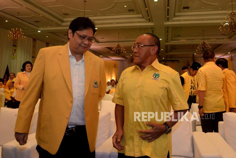 Ketua Umum Partai Golkar Airlangga Hartarto (kiri) berbincang dengan Ketua Dewan Pembina Partai Golkar Aburizal Bakrie. (ilustrasi)