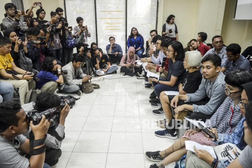 Suasana Aliansi Masyarakat Sipil bersama Mahasiswa saat memberikan keterangan pada konferensi pers di Gedung LBH, Jakarta, Rabu (25/9).