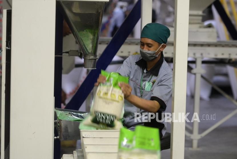 Stock Beras Jakarta. Pekerja mengemas beras di Gudang PT Food Station Tjipinang Jaya, Jakarta (ilustrasi).