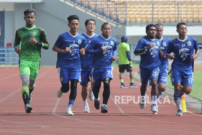 Para pemain Persib berlatih fisik di Stadion Gelora Bandung Lautan Api (GBLA), Kota Bandung, Senin (12/3).