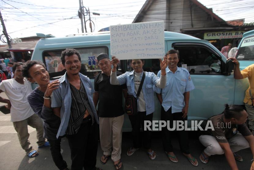 Sejumlah sopir angkutan umum jurusan Tanah Abang melakukan aksi demo di Kawasan Tanah Abang, Jakarta, Senin (29/1).