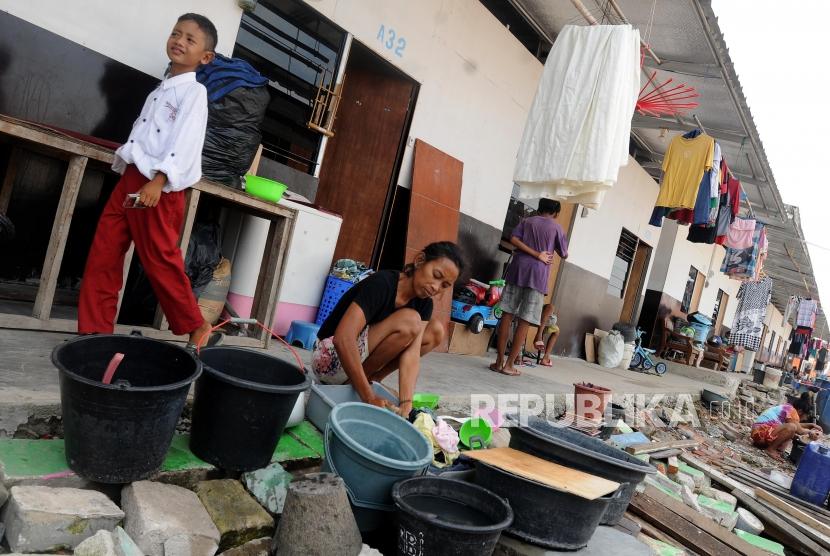 Warga beraktivitas di Sheter Kampung Akuarium, Penjaringan, Jakarta Utara, Jumat, (6/4).