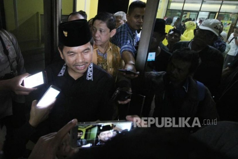 Bupati Purwakarta yang juga menjabat sebagai Ketua DPD Golkar Jabar Dedi Mulyadi diwawancara wartawan di Kantor DPD Golkar Jabar, Jl Maskumambang, Kota Bandung, Senin (6/10).