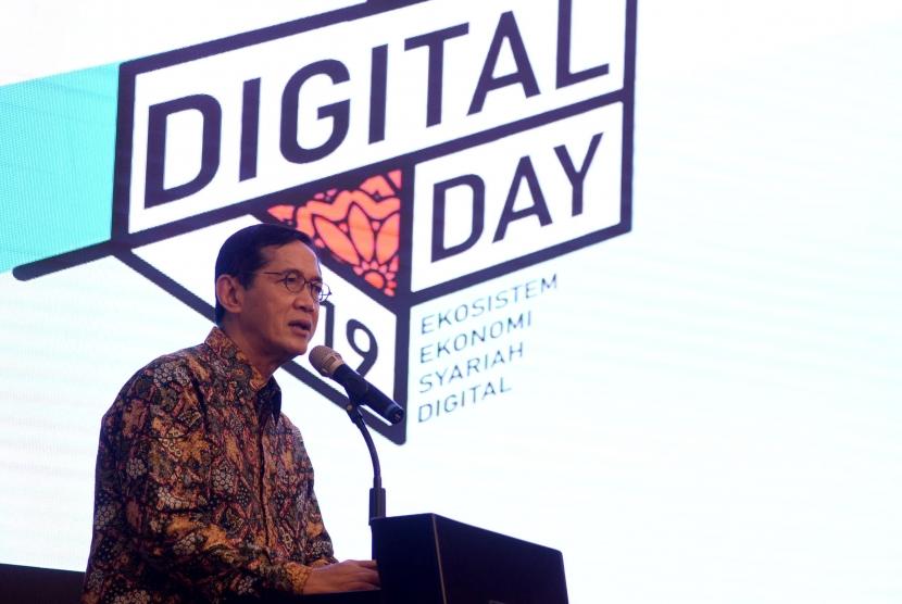 Direktur Eksekutif Komite Nasional Keuangan Syariah (KNKS) Ventje Rahardjo memberikan kata penutup pada acara Islamic Digital Day 2019 di Jakarta, Senin (16/9).