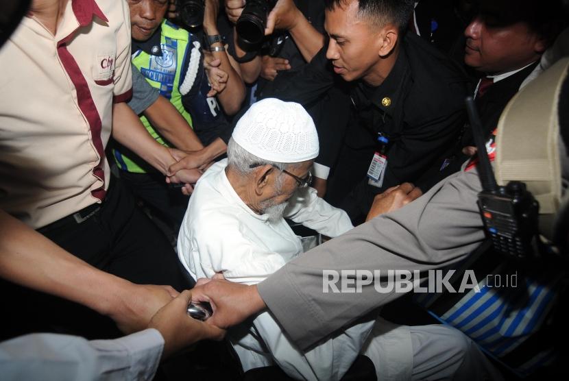 Cleric Abu Bakar Ba'asyir arrives at Cipto Mangunkusumo hospital (RSCM), Jakarta, on Thursday (March 1).