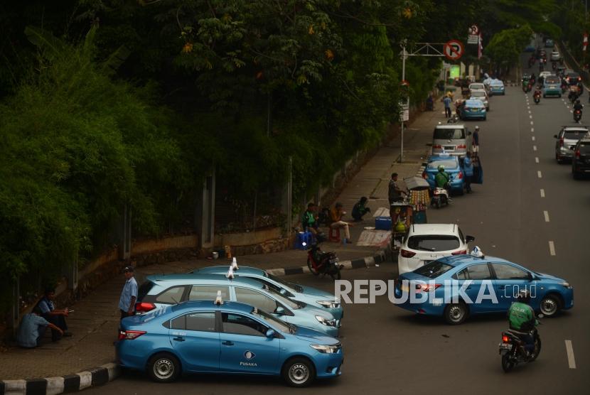 Sejumlah kendaraan terparkir di pinggir jalan di kawasan Kalibata, Jakarta Selatan, Kamis (8/11).