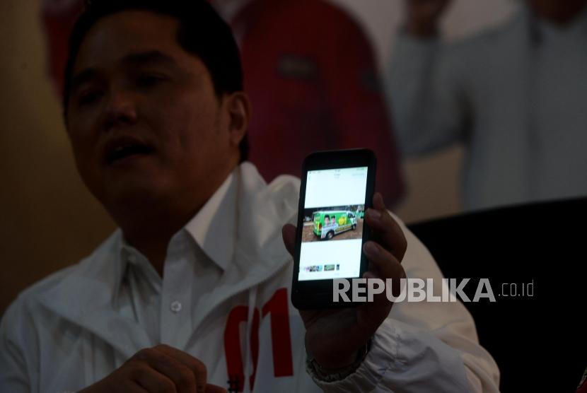 Ketua Tim Kampanye Nasional (TKN) Joko Widodo-Ma'ruf Amin, Erick Thohir memperlihatkan salah satu mobil kampanye di Rumah Cemara, Menteng, Jakarta, Sabtu (23/3).