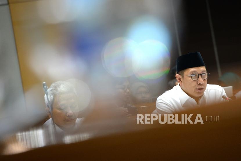  Menteri Agama Lukman Hakim Saifuddin mengikuti Rapat Kerja bersama Komisi VIII DPR RI di Komplek Parlemen Senayan, Jakarta, Senin (22/1).