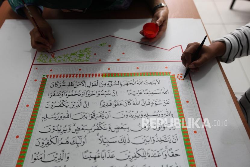 Pengrajin menyelesaikan pembuatan Alquran Musnaf Betawi di tempat produksinya kawasan Kebon Jeruk, Jakarta, Rabu (28/11).