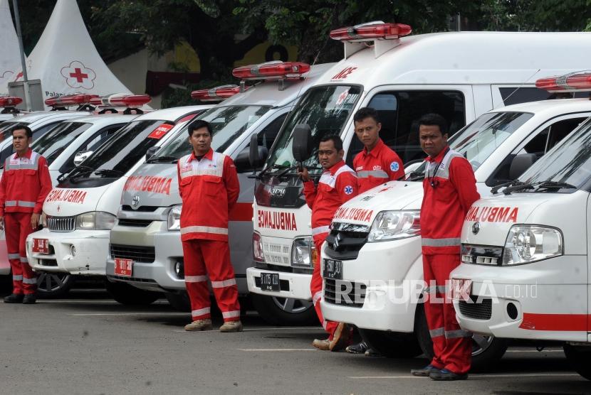 Sejumlah relawan bersiaga saat Apel Kesiapan Relawan PMI di Stasiun Gambir, Jakarta, Kamis (7/6).