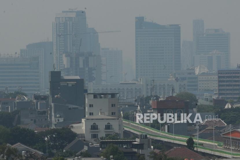 Sejumlah gedung bertingkat terlihat samar karena polusi udara di Jakarta.