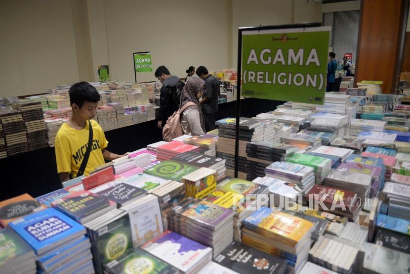Sejumlah pengunjung mengamati buku yang dihadirkan dalam Indonesia International Book Fair (IIBF) 2019 di JCC Senayan, Jakarta, Rabu (4/9).
