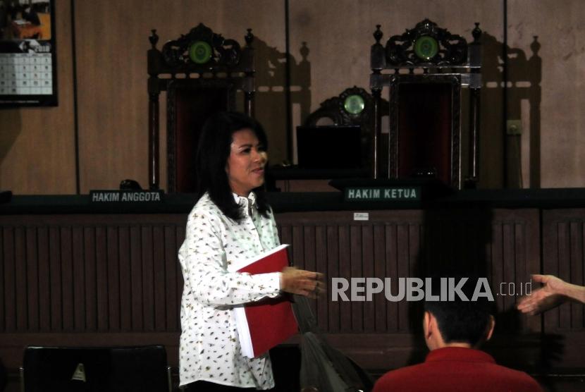 Kuasa Hukum Basuki Tjahaja Purnama alias Ahok yang juga Adiknya Fifi Lety Indra (kedua kanan) menghadiri sidang Peninjauan Kembali (PK) ke Mahkamah Agung (MA) terkait kasus penistaan agama di Pengadilan Negeri Jakarta Utara, Jakarta, Senin (26/2).